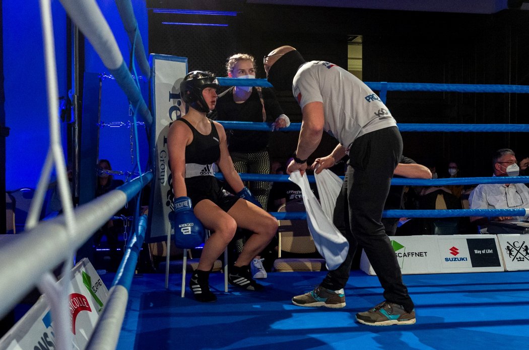 Jaromíra Konečná (vlevo), dcera Lukáše Konečného, mezi koly v souboji s Jaromírou Vackovou na Galavečeru profesionálního boxu Save boxing,