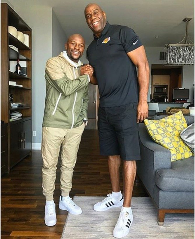 Floyd Mayweather se na Instagramu pochlubil, že se sešel s basketbalovou legendou Magikem Johnsonem.