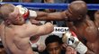 Americký boxer Floyd Mayweather porazil v Las Vegas šampiona ve smíšených bojových uměních Ira Conora McGregora technickým k.o. v 10. kole