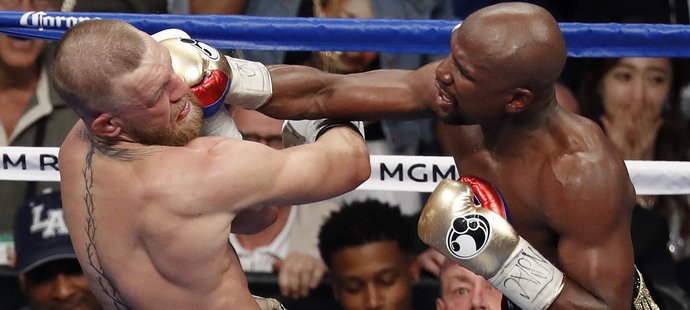 Americký boxer Floyd Mayweather porazil v Las Vegas šampiona ve smíšených bojových uměních Ira Conora McGregora technickým k.o. v 10. kole