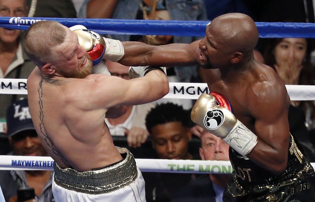 Americký boxer Floyd Mayweather porazil v Las Vegas šampiona ve smíšených bojových uměních Ira Conora McGregora technickým k.o. v 10. kole