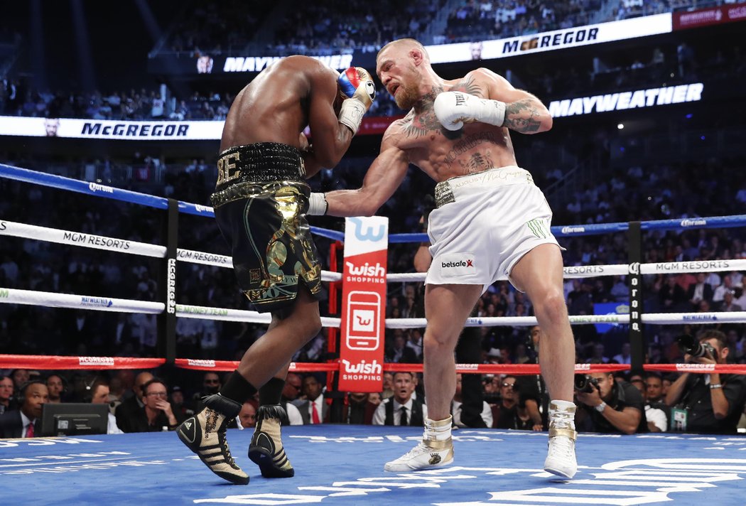 Americký boxer Floyd Mayweather porazil v Las Vegas šampiona ve smíšených bojových uměních Ira Conora McGregora technickým k.o. v 10. kole