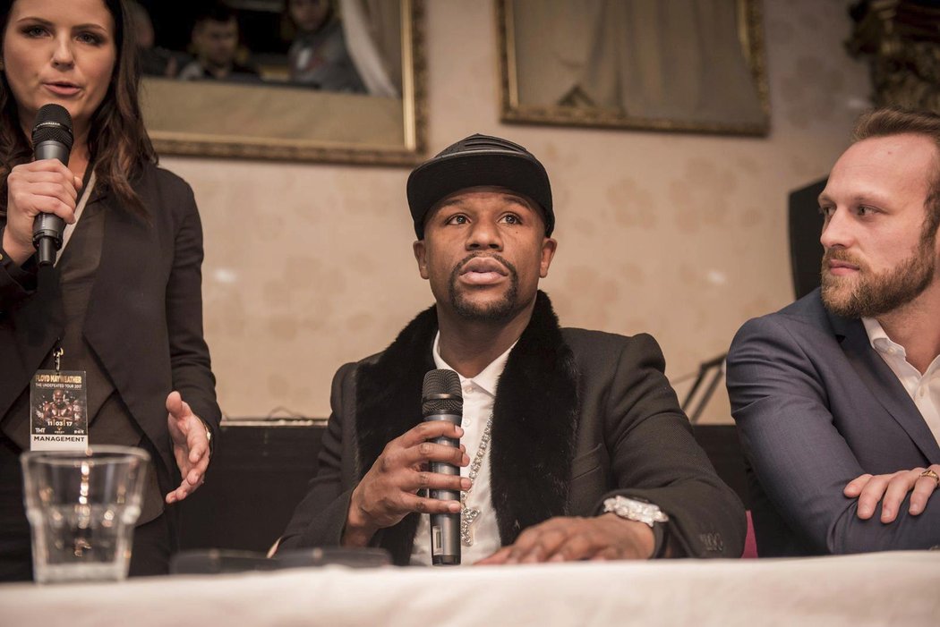 Floyd Mayweather dorazil do Prahy se zpožděním, objevil se až na afterparty v Klubu Lávka