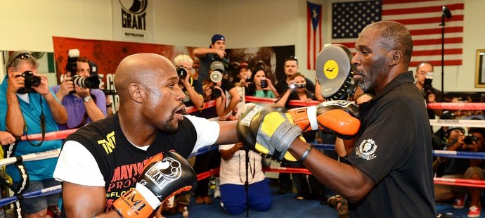 Floyd Maywetaher boxuje se svým strýcem Rogerem