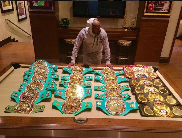 Floyd Mayweather a jeho mistrovské pásy.