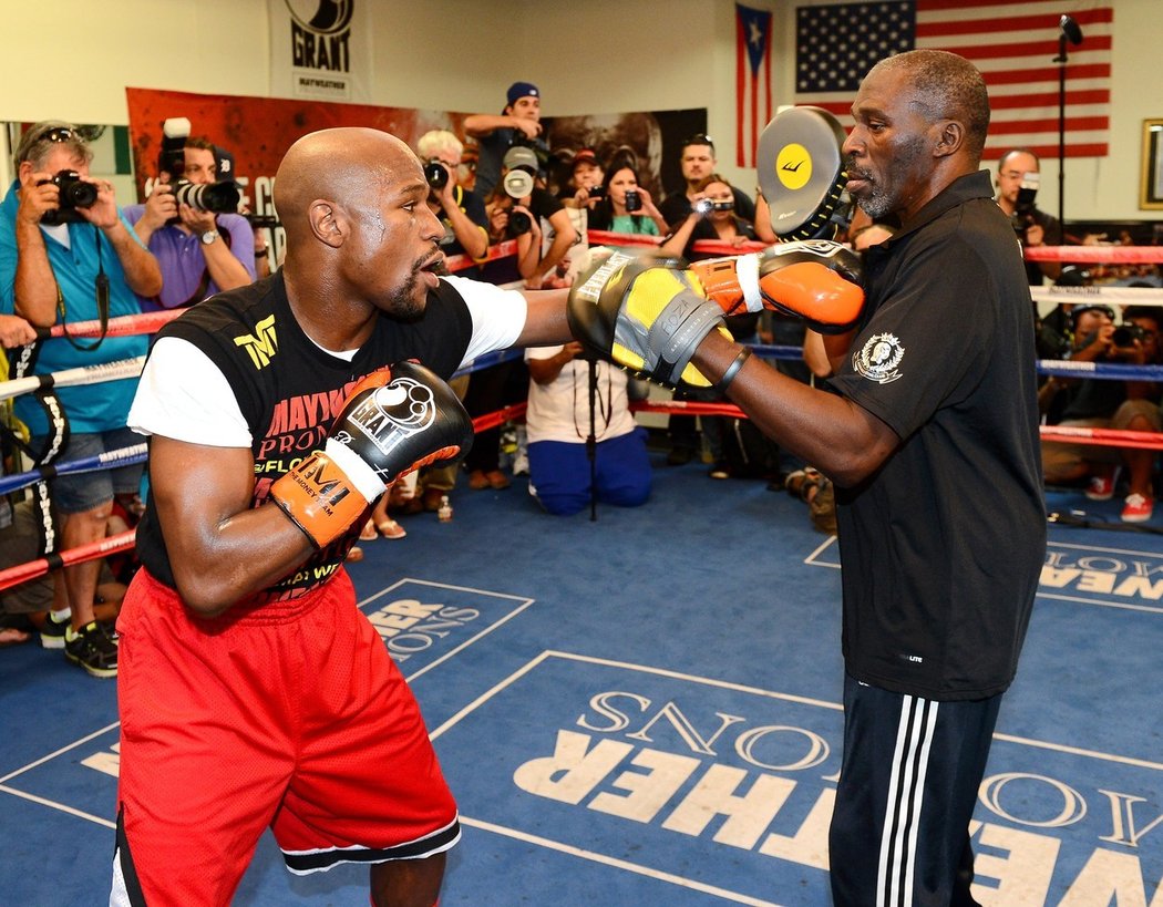 Floyd Maywetaher boxuje se svým strýcem Rogerem