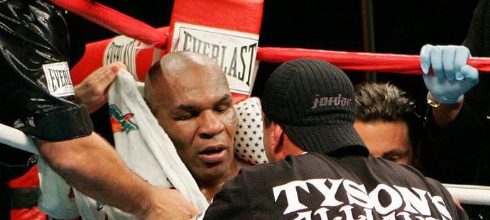 Mike Tyson ve svém rohu při souboji s Australanem Jeffem Fenechem 