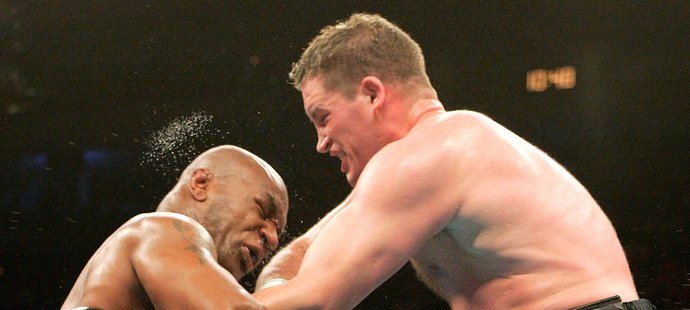 Mike Tyson (vlevo) v zápase s Kevinem McBridem v roce 2005