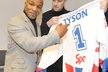 Mike Tyson dostal od šéfredaktora deníku Sport Lukáše Tomka dres se svou jmenovkou