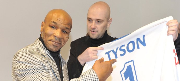 Mike Tyson dostal od šéfredaktora deníku Sport Lukáše Tomka dres se svou jmenovkou