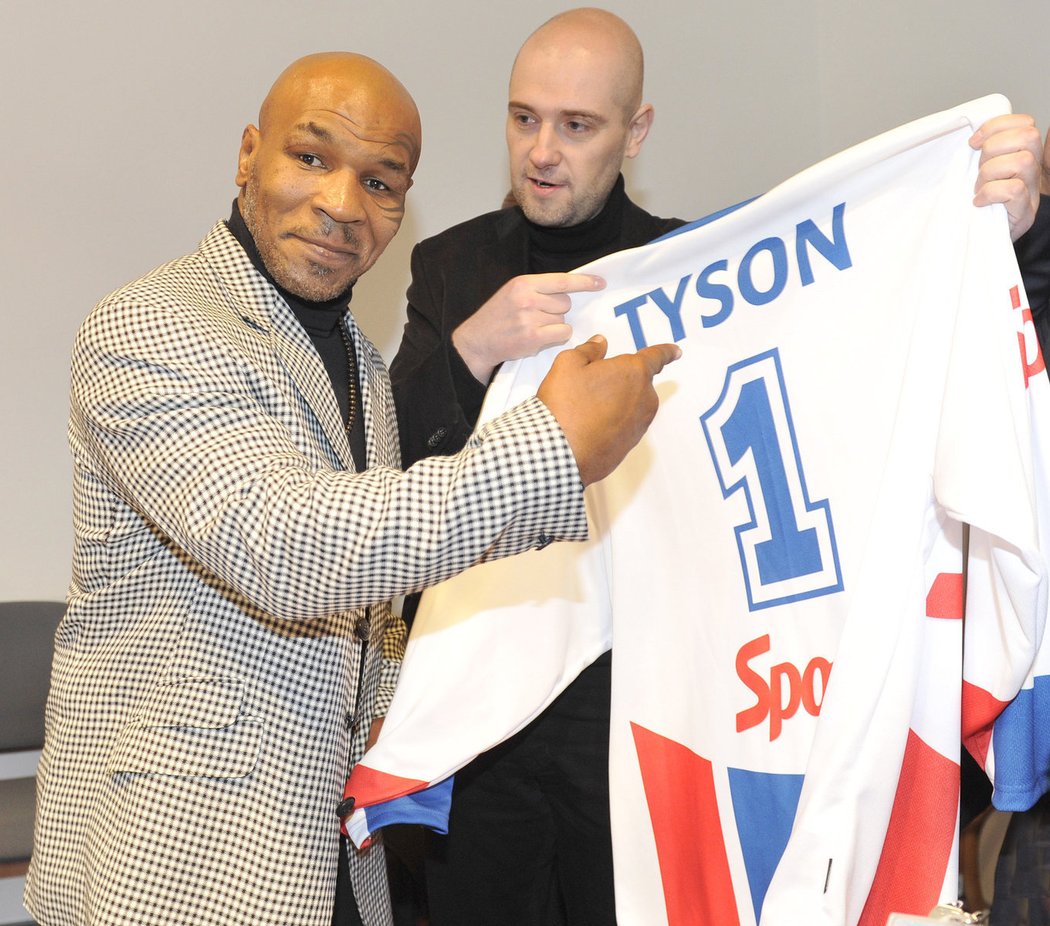 Mike Tyson dostal od šéfredaktora deníku Sport Lukáše Tomka dres se svou jmenovkou