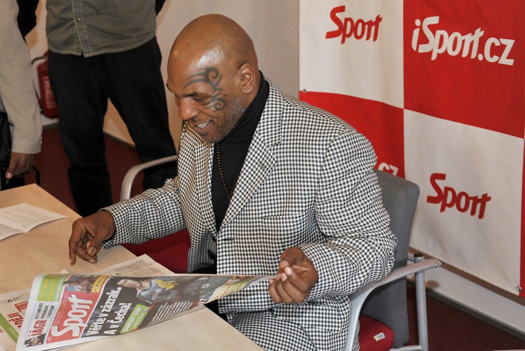 Boxerská legenda Mike Tyson prolistoval i deník Sport