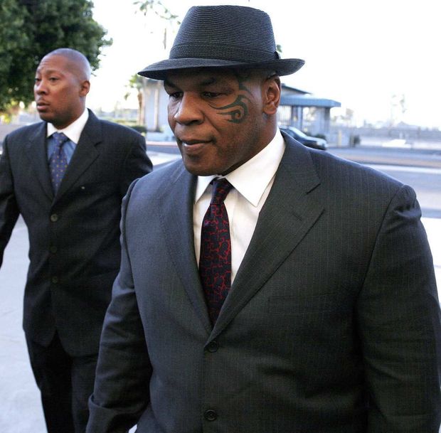 Mike Tyson ve slušivém obleku Mike Tyson ve slušivém obleku
