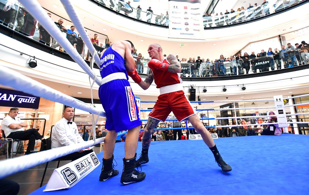 Jakub Kasl (vpravo) a Václav Filípek bojují v rámci MČR v obchodním centru Arkády Pankrác