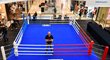 Rudolf Kraj pózuje v ringu v obchodním centru Arkády Pankrác
