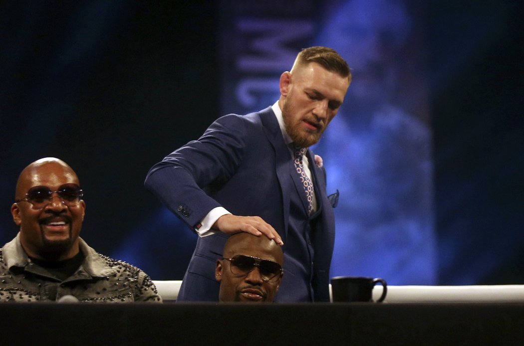 Další provokace od McGregora. Floyda Mayweathera takhle hladil po hlavě