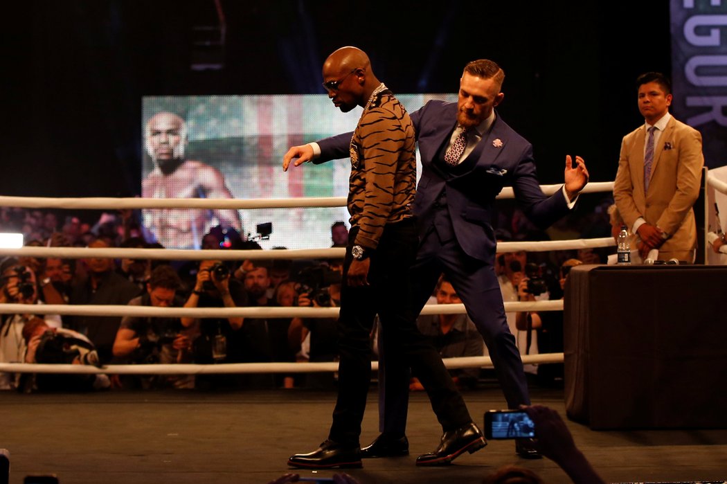 Connor McGregor provokoval Floyda Mayweathera hraným plácáním po zadku