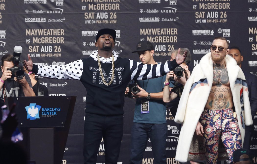 Connor McGregor (vpravo) a Floyd Mayweather předvádí fanouškům show, jaká tu snad ještě nebyla