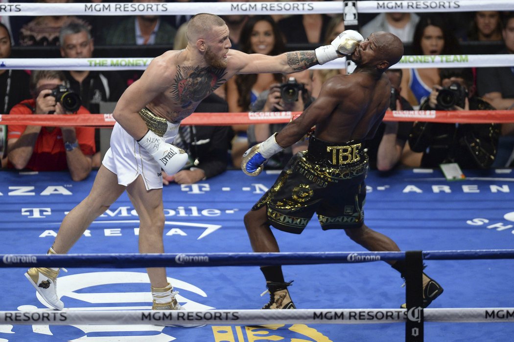 Conor McGregor trefuje Floyda Mayweathera ve vzájemném souboji, který vzbudil hodně emocí