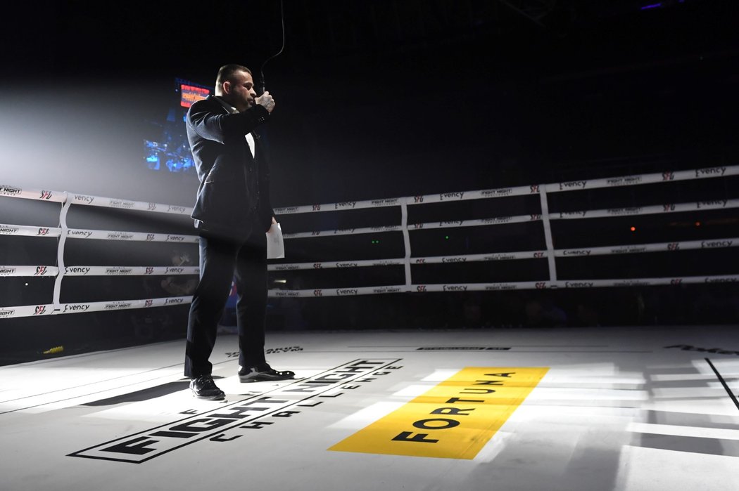 Karlos Vémola jako konferenciér jedinečného galavečera Fight Night Challenge