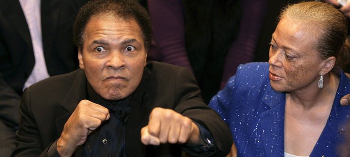 Muhammad Ali s manželkou Lonnie. Ta teď bude hlavní postavou bitvy o dědictví po slavném boxerovi.