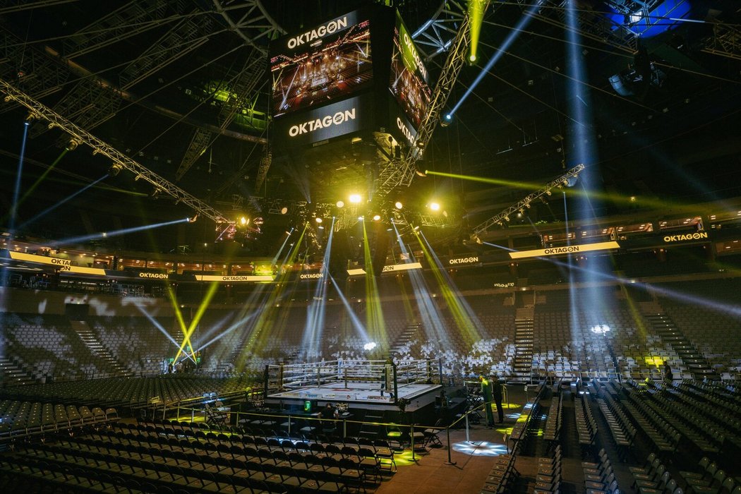 Nachystaná O2 arena před galavečerem Oktagon Underground, který vyvrcholí duelem Vémola vs. Marpo