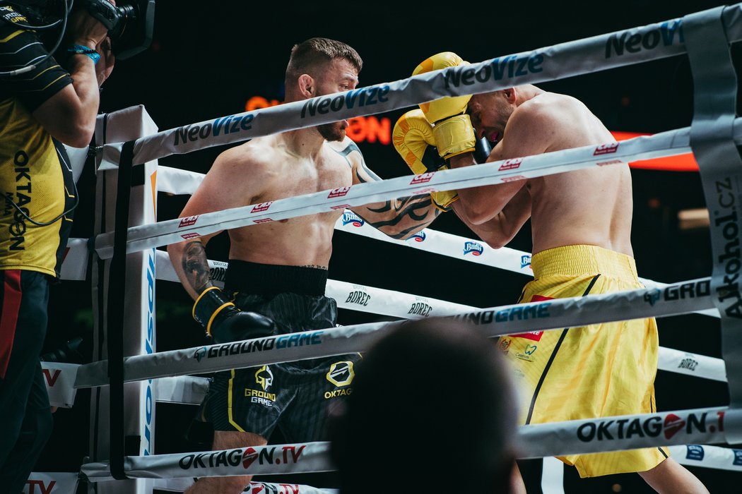 Jakub Bahník (vlevo) v boxerském duelu s Milanem Palešem