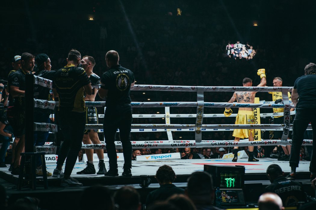 Vladimír Lengál se raduje z vítězství v boxerském zápase s Michaelem Krčmářem