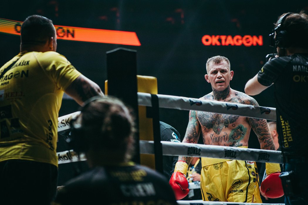 Václav Mikulášek při boxerském zápase s Michalem Kotalíkem