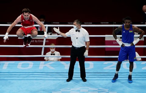 Irský boxer Aidan Walsh přišel o semifinále olympijského turnaje ve váze do 69 kg kvůli zranění při oslavách čtvrtfinálového vítězství