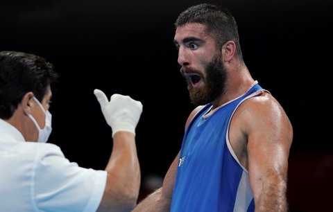 Francouzský boxer Mourad Aliev se s diskvalifikací nemohl smířit