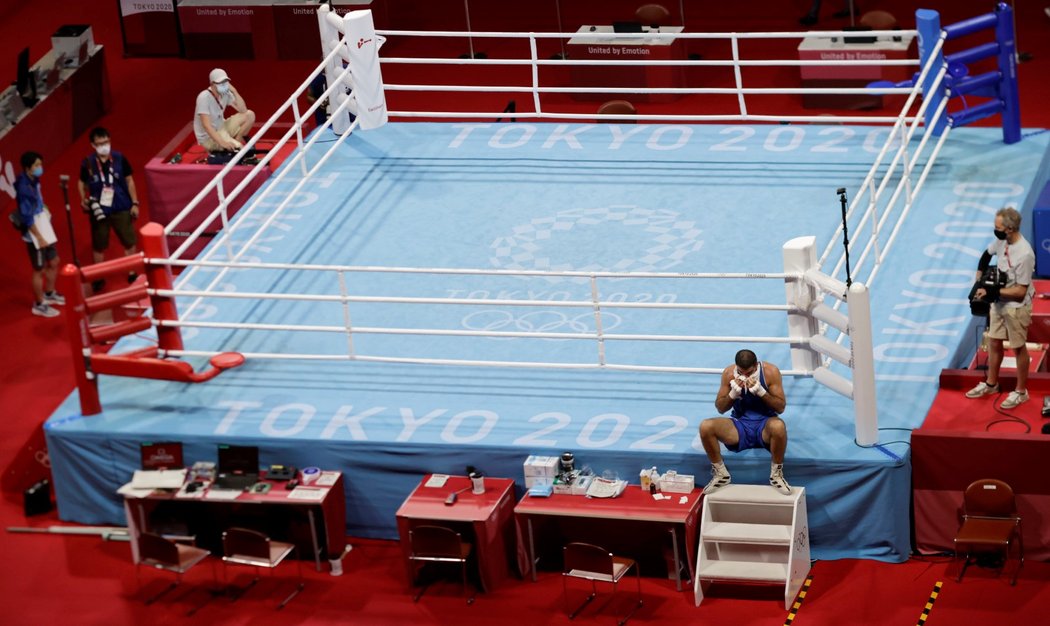 Francouzský boxer Mourad Aliev proseděl na olympijských hrách zhruba hodinu u ringu na protest