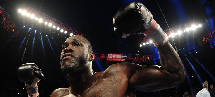 Profesionální boxer Deontay Wilder oslavuje poté, co kockoutoval soupeře