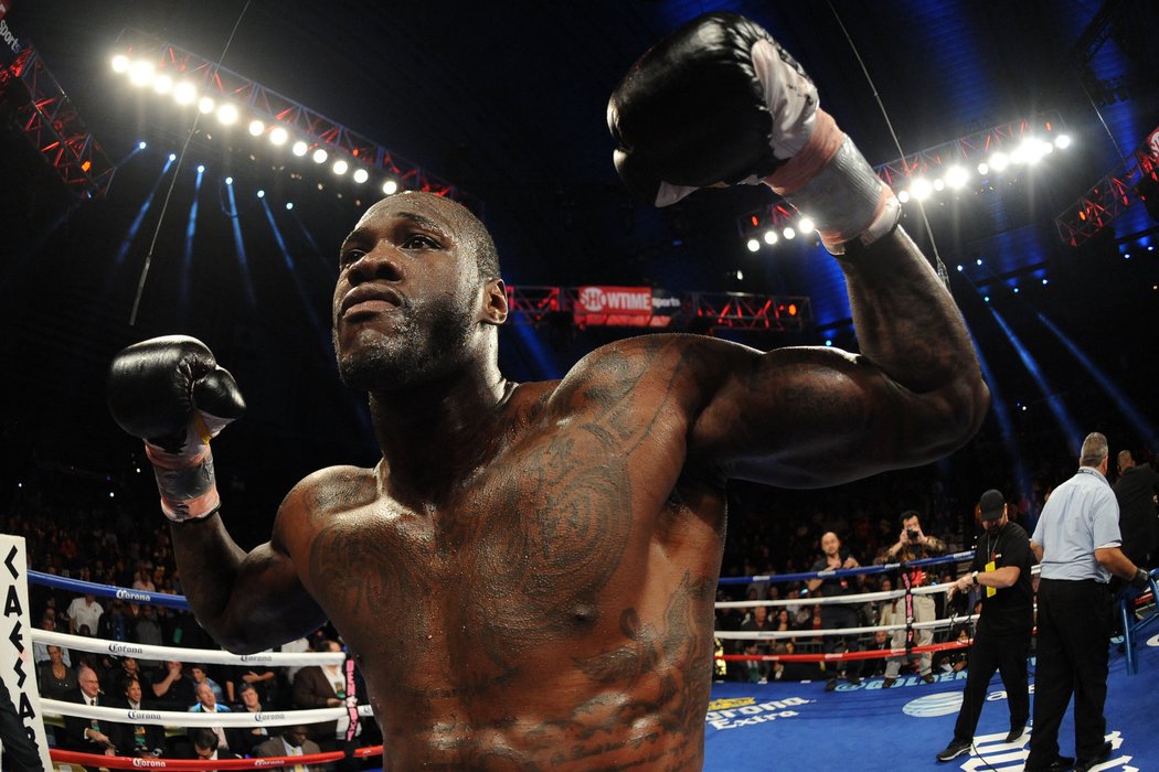 Profesionální boxer Deontay Wilder oslavuje poté, co kockoutoval soupeře