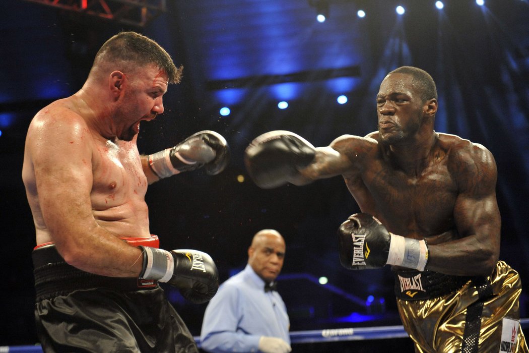 Profesionální boxer Deontay Wilder tvrdě zasahuje soupeře