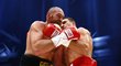 Boxerská bitva mezi Britem Tysonem Furym (vlevo) a Ukrajincem Vladimirem Kličkem o titul mistra světa těžké váhy organizací WBA, WBO, IBO a IBF nabídla hodně zajímavou podívanou. Fury sváděl se známým Ukrajincem vyrovnanou bitvu.