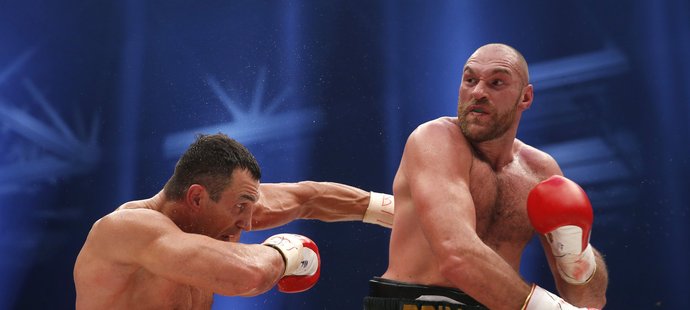 Favorizovaný ukrajinský boxer Vladimir Kličko (vlevo) schytal od Brita Tysona Furyho v bitvě o titul mistra světa těžké váhy organizací WBA, WBO, IBO a IBF řadu tvrdých úderů.