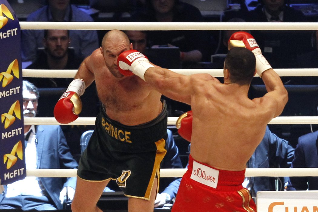 Ukrajinec Vladimir Kličko byl favoritem v bitvě s Britem Tysonem Furym o titul organizací WBA, WBO, IBO a IBF. K vidění ale byla vyrovnaný souboj.