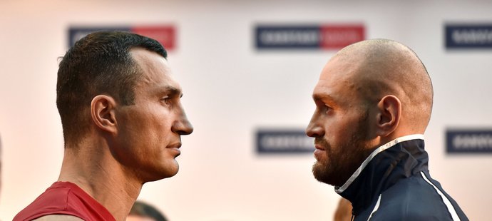 Boxer Vladimir Kličko (vlevo) jde znovu hájit světové tituly WBO, WBA a IBF. V cestě mu stojí Brit Tyson Fury.
