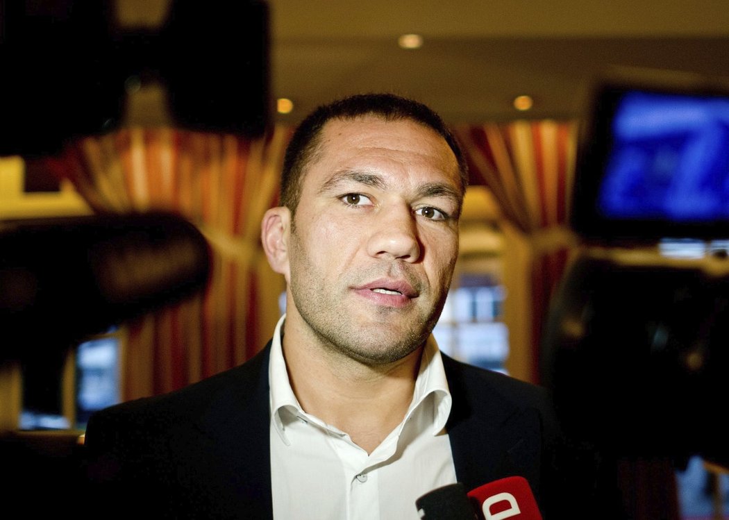 Pulev překvapivě v saku