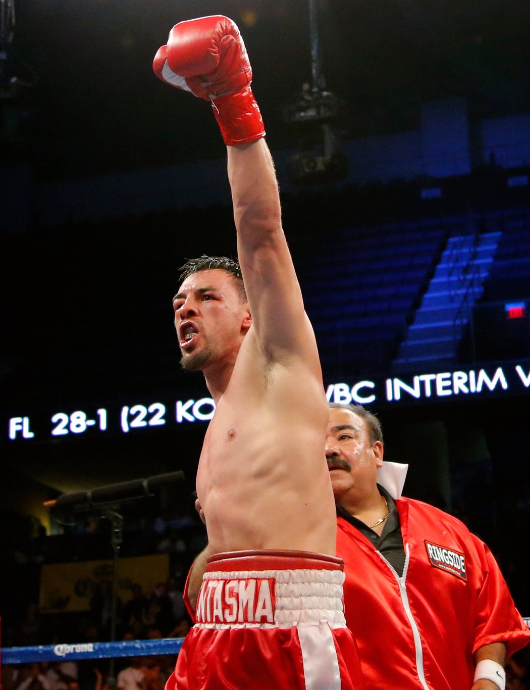 Robert Guerrero se raduje ze zisku dočasného titulu mistra světa WBC ve velterové váze