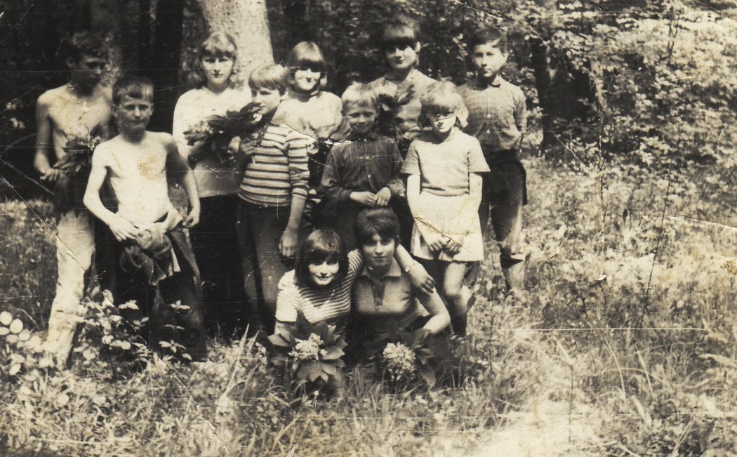 Rostislav Osička (druhý zleva) s kamarády na konvalinkách v roce 1968