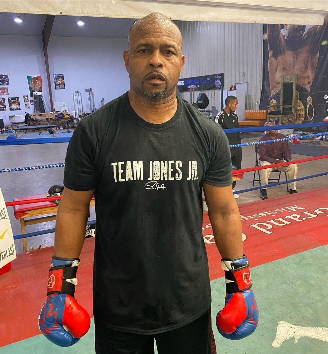 Jednapadesátiletý americký boxer Roy Jones se brzy střetne se slavnějším krajanem Mikem Tysonem.