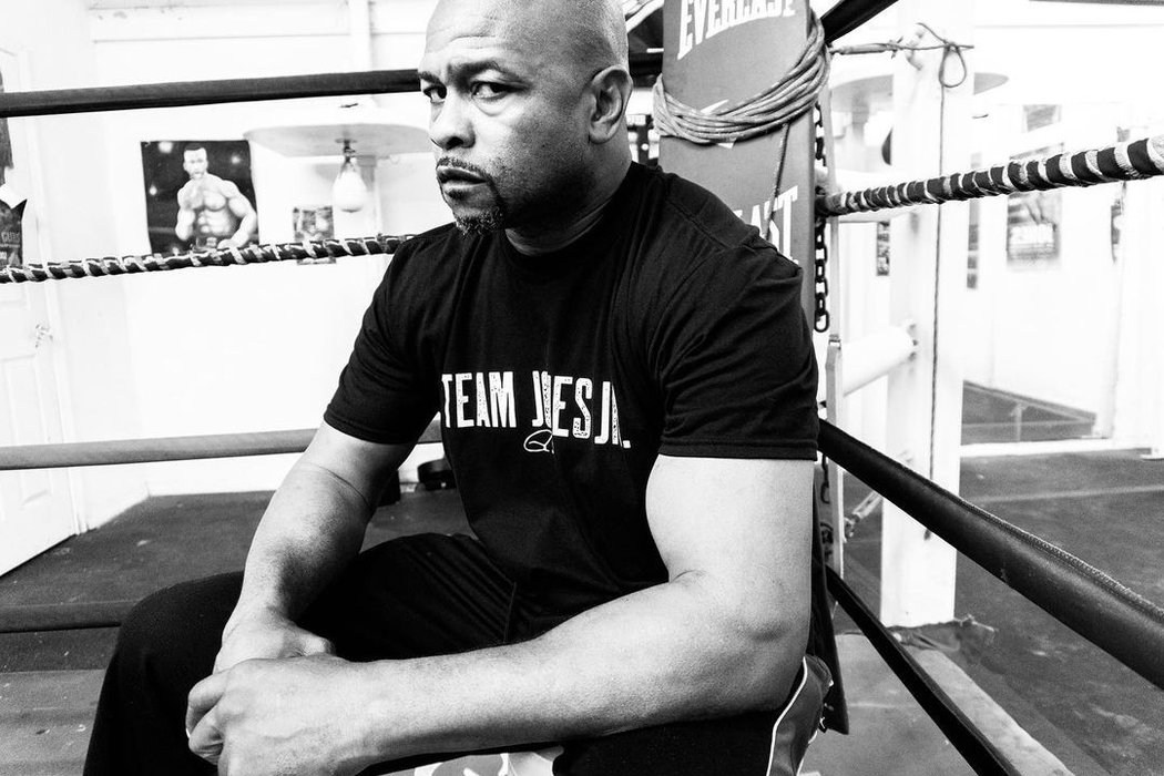 Jednapadesátiletý americký boxer Roy Jones se brzy střetne se slavnějším krajanem Mikem Tysonem.