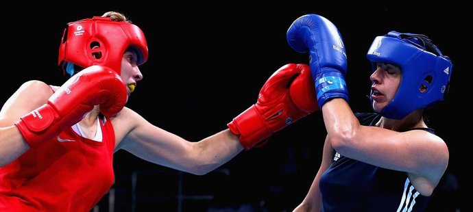 Česká boxerka Martina Schmoranzová (vpravo) na Evropských hrách v Baku v roce 2015