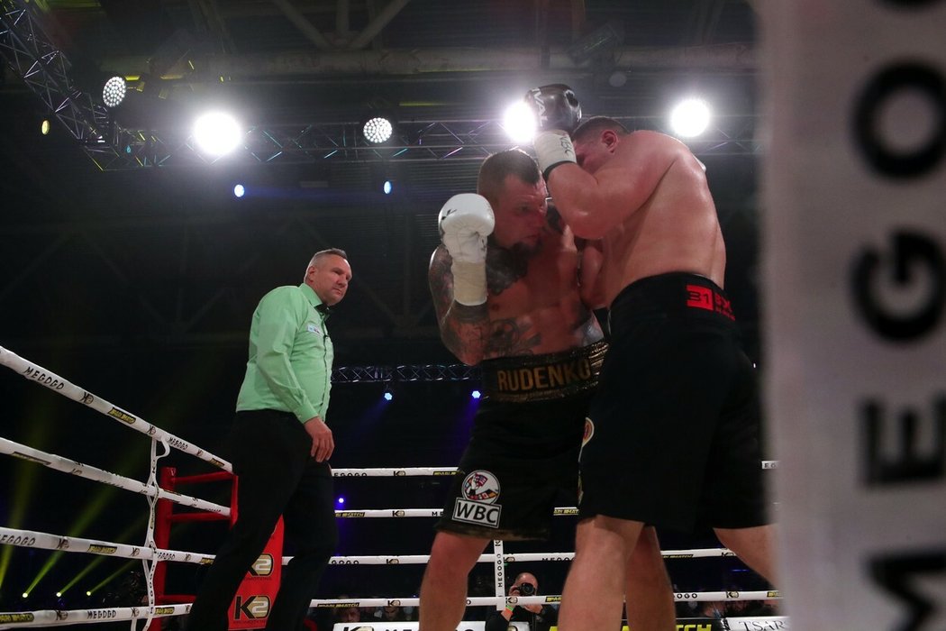 Ukrajinský boxer Vladyslav Sirenko v zápase proti Andriji Rudenkovi
