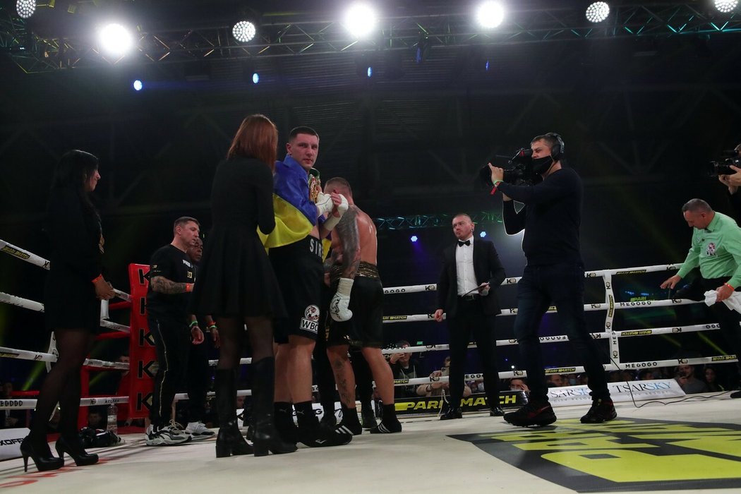 Ukrajinský boxer Vladyslav Sirenko v zápase proti Andriji Rudenkovi