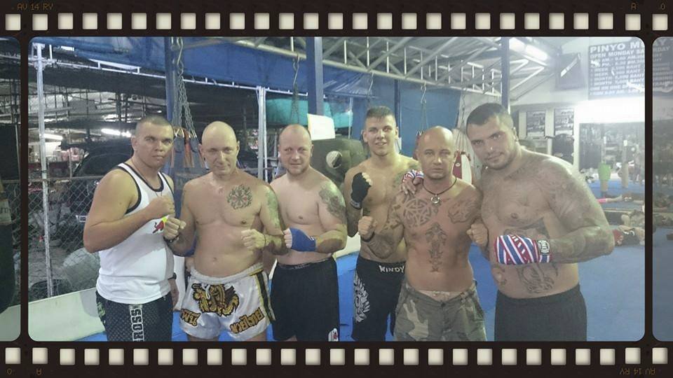 Bojovník Martin Míča ve společnosti dalších vyznavačů thajského boxu.