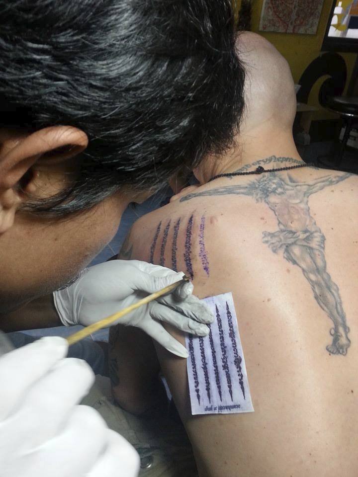 Tetování bambusem, i to bojovník Martin Míča v Thajsku vyzkoušel.