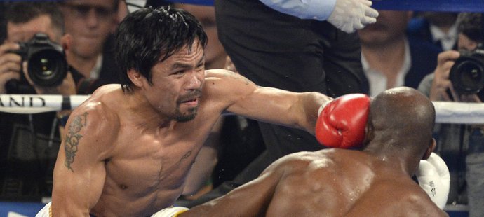 Filipínec Manny Pacquiao takhle trefil Timothyho Bradleyho ve svém zřejmě posledním zápase v kariéře